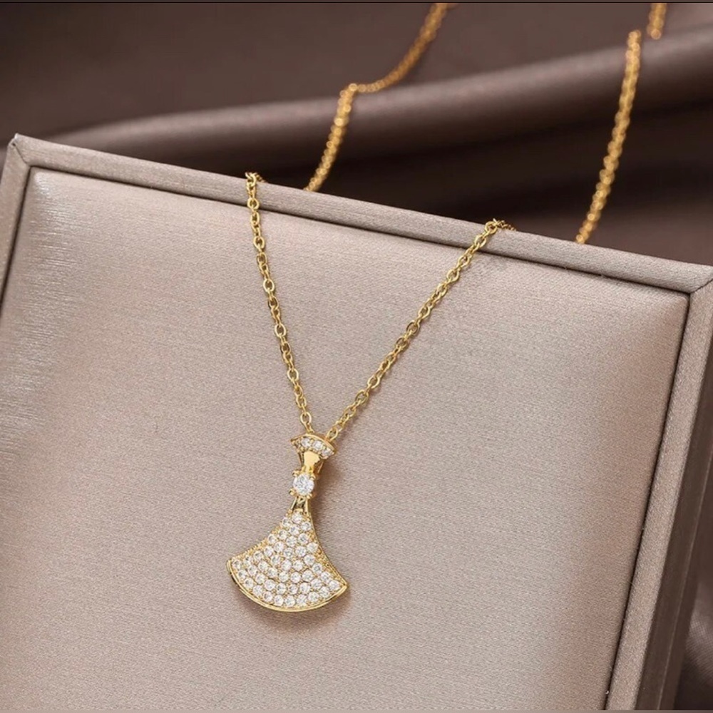 18K Gold Plated Natural Zircon Inlay Fan Pendant Necklace - Picture 3 of 4